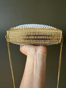 Pochette de luxe élégante et métallique pour femmes, conçue pour l'élégance du soir, sac à main unique, accessoire de mode de luxe avec bandoulière chaîne - Product Image 2