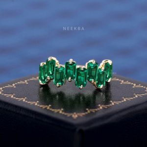 Bague émeraude unique faite à la main en or massif 14 carats taille émeraude de laboratoire remplacement de pierre précieuse disponible - Product Image 1