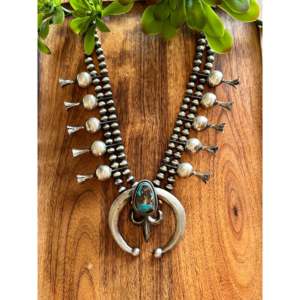 Collier Naja Blossom en argent sterling et turquoise de Bisbee par Paul Livingston - Product Image 1