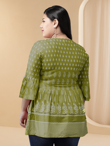 ชุดคุर्ติสั้นผ้าเรยอนพิมพ์ลายดอกไม้สีเขียวสำหรับผู้หญิง ดีไซน์คอรูเล็กและแขนสามส่วนเพื่อความสวมใส่สบาย - Product Image 3