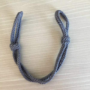 Cordon de chapeau d'officier réglable fait main en gros OEM, cordon en soie personnalisé en taille et en couleur pour nœud de chapeau de cérémonie - Product Image 1