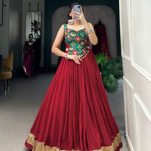 Rayón puro Lehenga Choli completamente cosido moderno con diseño de flores en relieve y retoque de encaje para bodas - Product Image 4