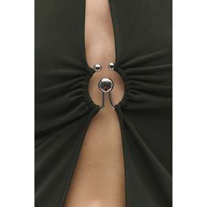 Blusa Casual con Cuello Halter, Detalle en V, Manga Corta y Logotipo Frontal - Product Image 5