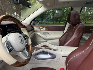 Mercedes-Benz Maybach GLS600 4MATIC 2023 avec assistance à la distance active et moteur automatique - Product Image 4