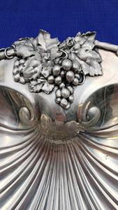Bol de service en argent de style coquillage artistique avec motif de raisins, idéal pour la présentation de fruits et de collations et pour la décoration de table - Product Image 2