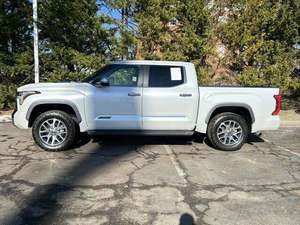 Toyota Tundra Hybrid 1794 Edition HV CrewMax Cab 4WD très propre, sièges en cuir - Product Image 2