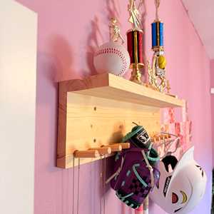 YEEYAYA Scaffale a 2 livelli da parete per softball/baseball, fatto a mano in legno, per 11 mazze, 6 palline ed esposizione trofei - Product Image 2