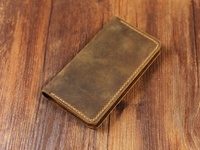 Étui de téléphone en cuir de vache véritable vieilli fait à la main avec sangle magnétique robuste, personnalisé, motif floral en relief