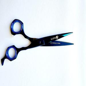 Ces ciseaux sont fabriqués en acier inoxydable de haute qualité avec un revêtement en titane bleu de qualité supérieure pour les barbiers et les coiffeurs. - Product Image 2