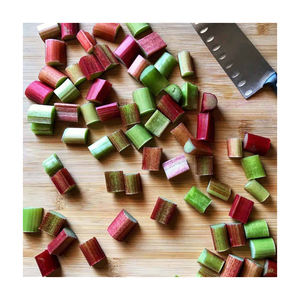 Livraison rapide de tranches de rhubarbe congelées emballées dans des sacs d'aliments surgelés - Product Image 1