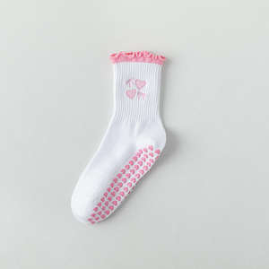 Chaussettes de Pilates de haute qualité en rose avec poignées antidérapantes, chaussettes de yoga à volants, broderie personnalisée, chaussettes de Pilates - Product Image 2
