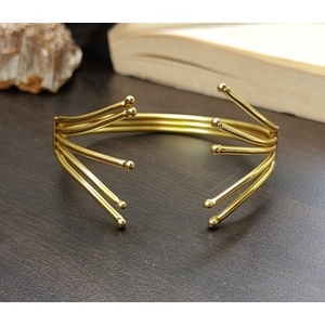 Bracelets en laiton faits à la main, plaqués or, design géométrique tendance, style unique et élégant - Product Image 1
