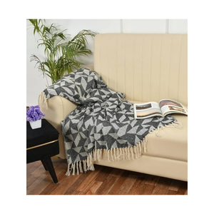 Manta Decorativa para Sofá, Tejida con Borlas, Ecológica, Reciclada, Jacquard, 55x75 Pulgadas, Certificada por GOTS India, para Compradores que Buscan un Producto Sostenible de Primera Calidad - Product Image 4