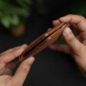 Cartera de Cuero Bifold Vertical Delgada WF Leathercraft No.86 en Color Bronceado Italiano con 5 Años de Garantía Unisex - Product Image 5