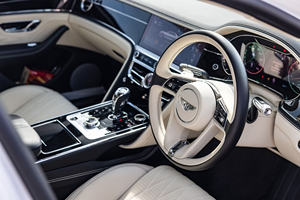 Spur RHD 2023 d'occasion, conduite à droite, certifié, boîte automatique, cuir foncé, sans accident et prêt à être expédié - Product Image 2