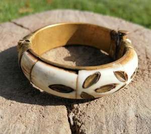 Pulsera Artesanal Moderna de Latón Pulido con Hueso, Hecha a Mano, Elegante, Ligera y Personalizable - Product Image 1