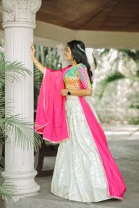 Vêtements ethniques indiens traditionnels Lehenga Choli en soie de qualité supérieure pour les mariages et les occasions festives disponibles à la vente - Product Image 5
