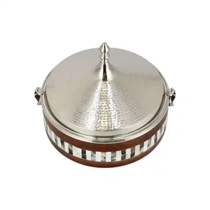 Casserole faite à la main de qualité standard en métal noir et or couleur marmite de luxe avec couvercle martelé et support décoratif de table - Product Image 3