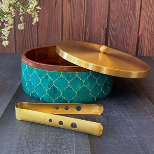 Maß gefertigte Gewürz box aus Messing mit vier Fächern, die jeweils einen kleinen Löffel enthalten. Ideal für den Weiter verkauf und den persönlichen Gebrauch - Product Image 1