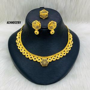 Ensemble de collier chaîne de pull de luxe en tungstène plaqué or africain sur mesure avec des détails faits à la main et un design vibrant - Product Image 4