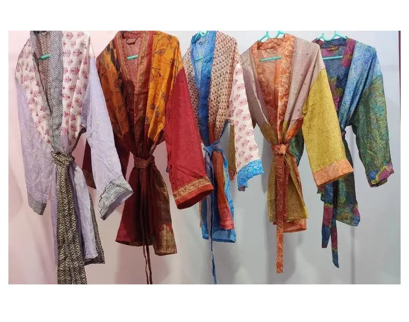 Vente en gros et fabrication Kimono en soie de bonne qualité à bas prix Robe indienne Maxi peignoir Robe en soie Sari Kimono court sexy