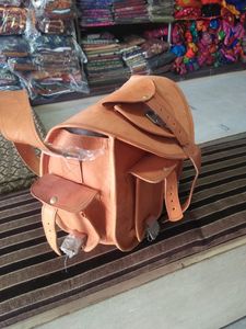 กระเป๋าหนังแท้สำหรับทุกเพศกระเป๋าสะพายข้างแบบอินเดียทำด้วยมือมีซับในผ้าแคนวาสและซิปปิดส่วนบุคคล - Product Image 4