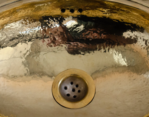 อ่างล้างจานทองเหลืองดีไซน์สวยงามแบบนามธรรม ผลิตด้วยมือ ขนาดนิ้ว  อ่างล้างจานทองแดงสไตล์ฟาร์มเฮาส์ ผู้ผลิตและผู้ค้าส่งอ่างล้างจานทำมือ - Product Image 3