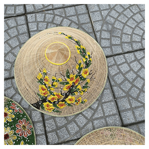 Chapeau conique en feuilles de palmier naturelles en bambou pour les festivals, la décoration extérieure et les souvenirs de vente au détail, fabriqué au Vietnam - Product Image 1