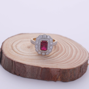 Bague en argent sterling 925 massif avec pierre précieuse rouge taille émeraude de 1,62 carat et double halo de diamants ronds - Product Image 1