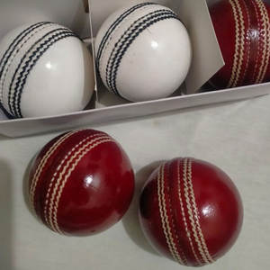 Alta calidad Nuevo diseño Ligero Cricket Red Hard Ball Mejor calidad Cuero de vaca Producto de calidad único - Product Image 5