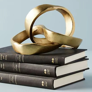 Escultura decorativa de latón tradicional para Mandir con brillo dorado real y detalles florales tallados intrincados - Product Image 1