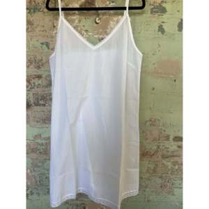 Camisón de Algodón Blanco con Encaje - Prenda Interior Cómoda y Elegante - Product Image 2