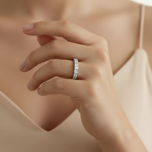 Anillo de banda minimalista de oro de 14 quilates y diamantes naturales para uso diario para mujer - Product Image 5