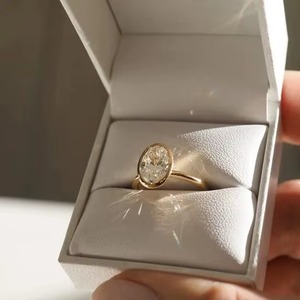 Anillo de Diamante Moissanita de Corte Ovalado de 1.50 Ct, Oro Blanco de 14k, Hermoso Diseño, Joyería de Lujo Moderna para Regalo de Boda o Compromiso - Product Image 1