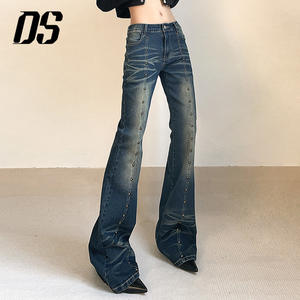 Nuovi Jeans a Zampa Vintage Effetto Consumato per Donne con Dettagli in Rivetti - Product Image 4