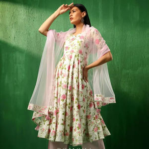 ชุดอนาคาลีผ้าฝ้ายลายดอกกุหลาบสีชมพูพร้อมตาข่ายผ้านิ่มพิมพ์ลายดอกไม้งานพิมพ์ลายดอกไม้ผ้าคอตตอนแท้พร้อมกางเกง & dupatta - Product Image 1