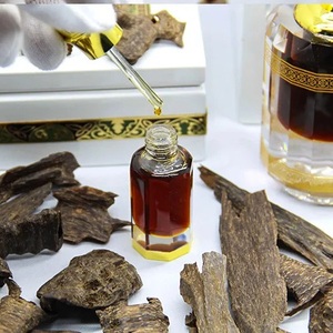 Huile essentielle de oud naturelle OEM Huile pure à base de bois pour hydrater Découvrez chaleur et élégance avec ses ingrédients parfumés - Product Image 3