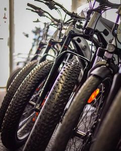 Bici Elettrica da Caccia con Doppio Motore da 5000W, 40-46 MPH, Batteria 12V 25AH, Lunga Autonomia, Pneumatici Fat da 24 Pollici, Telaio in Alluminio - Product Image 3