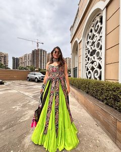Diseñador de Bollywood High on Demand Gorgeous Impresionante elegante Lehenga Choli para mujeres Colección de ropa de fiesta de ropa India - Product Image 2