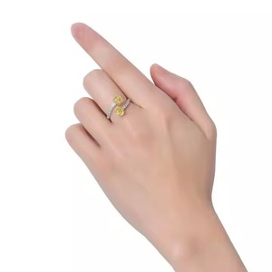 VS1 Cojín amarillo elegante Corte de diamante Anillo de compromiso solitario Cojín y anillo de diamante de corte redondo Anillo de oro amarillo de 14 quilates - Product Image 5