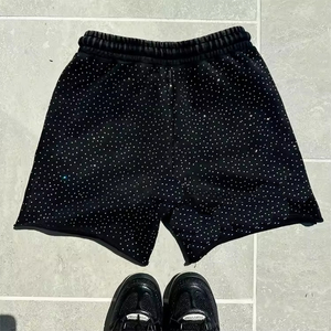 Short délavé à l'acide de couleur noire avec strass pour hommes, vêtements décontractés en coton, shorts délavés à l'acide avec appliques et distresses - Product Image 4