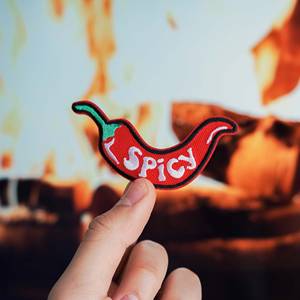Vente en gros fabrication de tissu de petite taille applique de broderie rouge patchs personnalisés <span class=keywords><strong>piment</strong></span> populaire au fer sur <span class=keywords><strong>patch</strong></span> brodé - Product Image 1