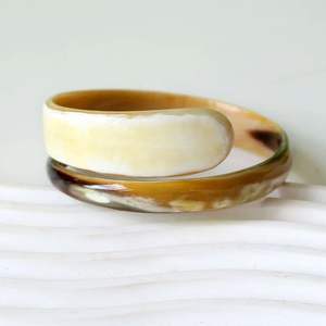 Brazalete de Cuerno de Búfalo Hecho a Mano de Lujo y Ecológico para Mujer, Joyería de Moda de Estilo Étnico con Acabado Natural Pulido - Product Image 2