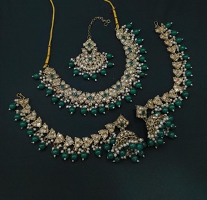 Bijoux élégants Fonction de mariage indien Pierre CZ cloutée de perles Ensemble de colliers Boucles d'oreilles avec chaîne de cheveux et ensemble Mangtika - Product Image 3