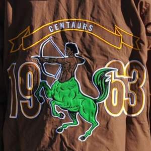 Iota Phi Theta Chaqueta cortavientos marrón y dorada con logotipo de escudo Greek Life Fraternity Prendas de abrigo Abrigo ligero con capucha - Product Image 6