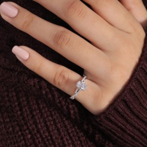 Bague de fiançailles de luxe en laiton plaqué or 14 carats avec zircon de 1,36 carat, bague cocktail ovale tendance avec halo, certifiée IGI - Product Image 4