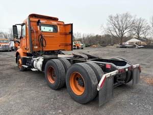 Camión Volvo VNR de Doble Eje con Cabina Diurna de Alto Rendimiento - Camión de Carga Automático Usado, Listo para Enviar - Product Image 2