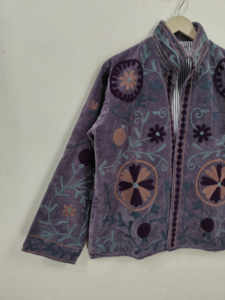 Veste courte en velours de couleur vin, brodée de motifs Suzani, faite à la main, style bohème ethnique, pour les festivals, veste en velours brodée Suzani - Product Image 3