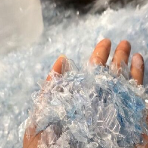 เศษขวดพลาสติก PET คุณภาพสูง รีไซเคิลจากขวดสีน้ำเงิน ล้างด้วยน้ำเย็นและน้ำร้อน เศษขวดพลาสติก PET ใส - Product Image 1