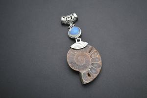 Pendentif Ammolite naturelle double couche avec cabochon en opalite blanche Bijoux artisanaux en plaqué or vintage pour fiançailles - Product Image 5